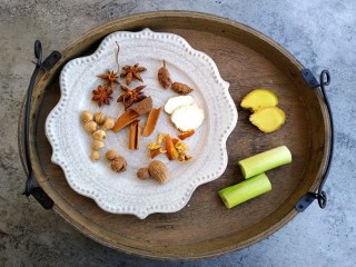 2、家常好菜~酱卤肘子,香料也备好，加入白芷是因为白芷去风除湿