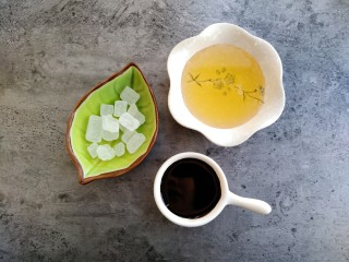 3、家常好菜~酱卤肘子,在准备好红烧酱油、冰糖、料酒