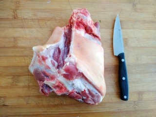 4、家常好菜~酱卤肘子,肘子处理干净