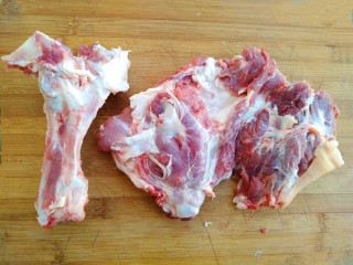 5、家常好菜~酱卤肘子,用到把肘子骨头去掉，小心不要伤到手了