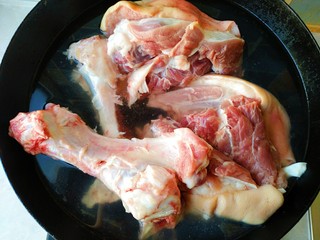 6、家常好菜~酱卤肘子,去骨的肘子冷水入锅