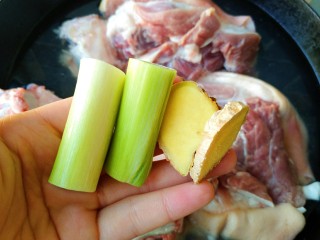 7、家常好菜~酱卤肘子,放入葱姜