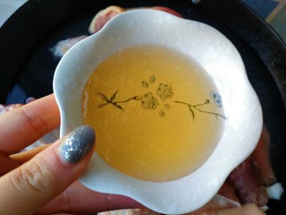 8、家常好菜~酱卤肘子,放入料酒