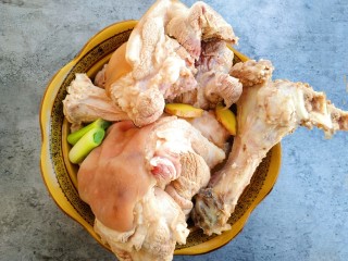 9、家常好菜~酱卤肘子,焯好后捞出洗干净，葱姜也捞出