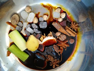 10、家常好菜~酱卤肘子,所有配料放入锅中