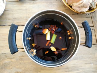 11、家常好菜~酱卤肘子,加入两大碗水