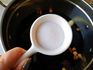 12、家常好菜~酱卤肘子,放入三勺盐大火烧开