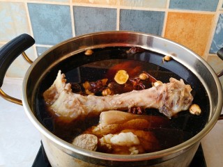 13、家常好菜~酱卤肘子,放入肘子和骨头中火炖2小时