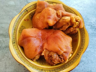 15、家常好菜~酱卤肘子,捞出肘子