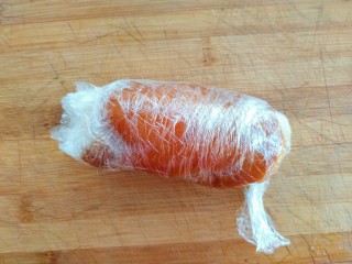 16、家常好菜~酱卤肘子,趁热用保鲜膜卷起来