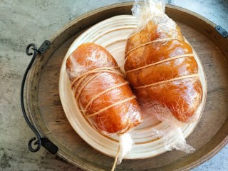 17、家常好菜~酱卤肘子,在用绳子捆起来放入冰箱冷藏一小时