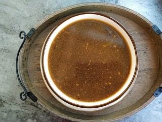 18、家常好菜~酱卤肘子,剩下的卤汤捞出调料，放凉冷冻保存就是老卤汤了