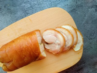 19、家常好菜~酱卤肘子,肘子定型后取出切片