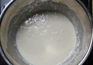 3、蔓越莓发糕,酵母提前用温水溶化，倒入面粉中拌匀