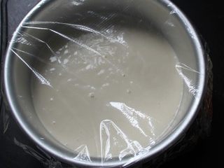 5、蔓越莓发糕,将拌好的材料倒进盖上保鲜膜发酵