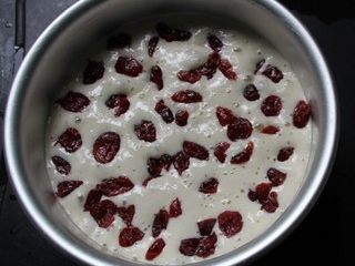 6、蔓越莓发糕,发酵到两倍大左右，在发酵好的面团上面撒些蔓越莓干