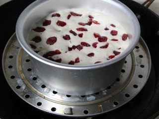 7、蔓越莓发糕,冷水上锅，大火蒸30分钟左右。出锅后用小刀旁边划一圈脱模即可