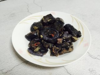 1、黄芪乌鸡汤,乌鸡清洗干净剁成块