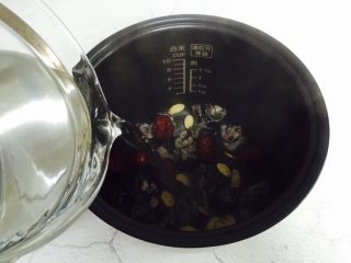 13、黄芪乌鸡汤,加入足够的热水。喜欢喝汤就多加热水