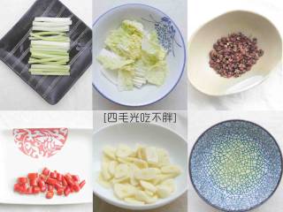 1、水煮牛肉,将豆芽、香菜、白菜、姜、芹菜、蒜、新鲜辣椒、花椒洗净,切好备用;