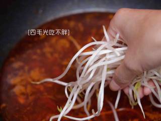 5、水煮牛肉,加一碗开水煮开,然后加胡椒粉、盐、鸡精调味,加入豆芽;