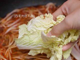 6、水煮牛肉,加入白菜;