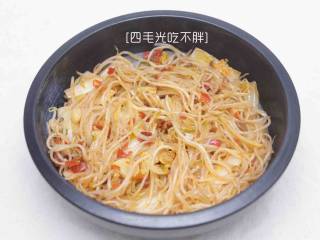 7、水煮牛肉,煮开后,即可把白菜和豆芽捞起放置大碗中,留下汤汁煮牛肉;