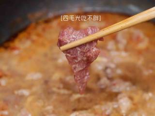 8、水煮牛肉,开大火,把腌制好的肉片一片片快速放入锅中,肉片在锅中沸腾15秒即可关火起锅;