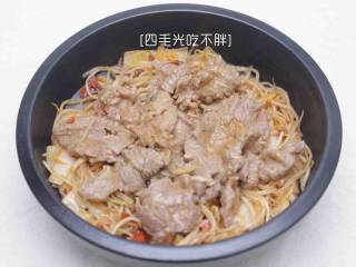 9、水煮牛肉,把肉片捞摆在菜上;