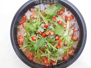 11、水煮牛肉,最后撒上辣椒段和花椒;