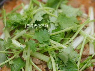 10、水煮牛肉,倒入汤汁,表面摆上一层芹菜杆,再摆一层香菜叶;