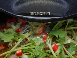 12、水煮牛肉,另起锅倒入花生油烧热,浇淋在表面;