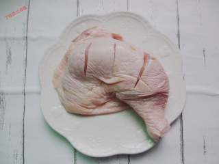 2、吮指鸡腿,鸡腿洗净，切上2-3刀，便于入味