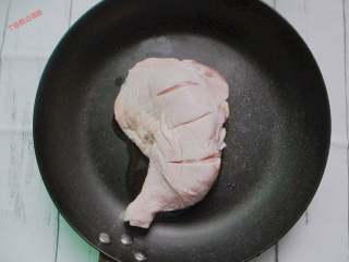 3、吮指鸡腿,锅内放入少量的油，烧热，放入鸡腿煎