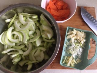 4、吃鸡+蚝香西葫芦炒鸡胸,西葫芦去瓤切片，胡萝卜切片，蒜切片葱白切末姜切丝