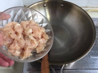 5、吃鸡+蚝香西葫芦炒鸡胸,热锅冷油小火加入腌制后鸡胸肉煸炒至断生，盛出备用