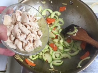 10、吃鸡+蚝香西葫芦炒鸡胸,加入炒至断生的鸡胸翻炒一两分钟