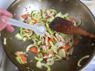 11、吃鸡+蚝香西葫芦炒鸡胸,根据个人口味，添加少许食盐翻炒均匀