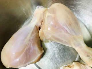 6、金汤花胶鸡,鸡腿去皮洗净