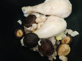 10、金汤花胶鸡,脊骨垫底，放入食材