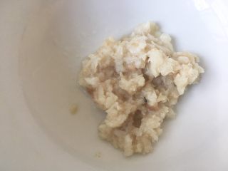 7、油菜鳕鱼蛋黄粥,用刀剁碎～大宝宝吃的话这步可以省略……