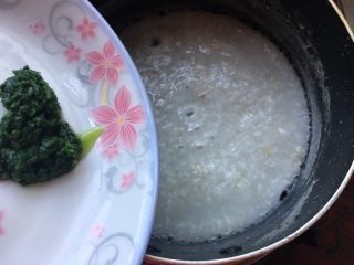 10、油菜鳕鱼蛋黄粥,2-3分钟左右鱼也差不多熟了，关火加入油菜搅拌均匀，利用粥的余热即可，油菜不用再次放锅里加热煮了，因为焯后的油菜基本熟了。