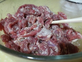 4、快手菜，肉丝豆芽爆海虾,肉丝用大蒜胡椒粉及少一勺芡粉腌制