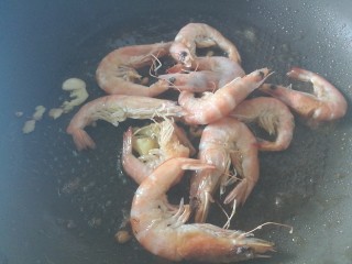 8、快手菜，肉丝豆芽爆海虾,加入海虾爆炒