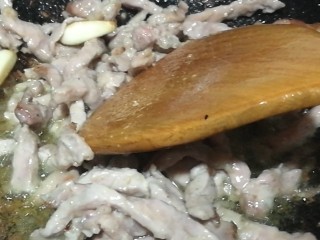 10、快手菜，肉丝豆芽爆海虾,改大火，加入肉丝快速翻炒，出锅。