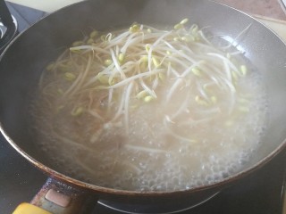 12、快手菜，肉丝豆芽爆海虾,加水两勺，大火继续翻炒