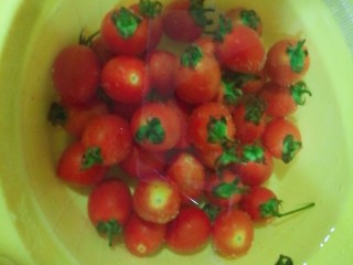 14、快手菜，肉丝豆芽爆海虾,小番茄洗净，摆盘