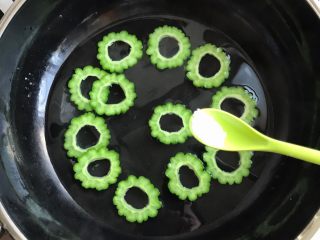 6、苦瓜酿紫薯,加1g盐和几滴食用油,过热水30秒左右即可,苦瓜更翠绿口感也更佳。