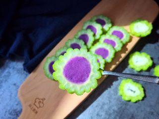 13、苦瓜酿紫薯,看,是不是很诱惑!苦瓜脆脆的口感不会很苦哦,然后紧接着口感是甜甜的!