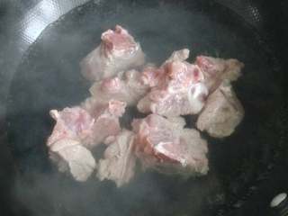 1、养生排骨汤面,排骨洗干净后放开水里焯一下